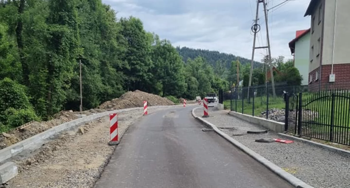 Drogi, Kontrola postępu drogowych drodze powiatowej Koszarawie - zdjęcie, fotografia
