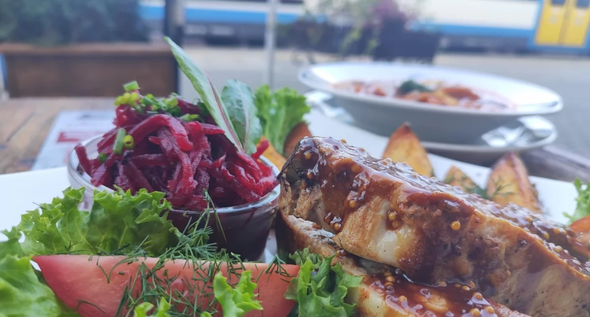 Zdrowie, Restauracja Dworcowa Zapraszamy Smakowitą Podróż Kulinarną! Zestawy Obiadowe Barszcz Ukraiński Soczyste Kurczaka Aromatyczne Żeberka! - zdjęcie, fotografia