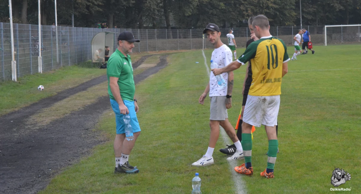 Piłka nożna, Sportowe Derby Żywca Śrubiarnia Żywiec kontra Góral Żywiec października Zapraszamy kibicowania! - zdjęcie, fotografia