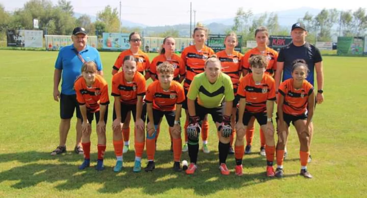 Piłka nożna, Harmonogram meczów ligowych Mitech Żywiec weekend Seniorki Kostrzyn/O Juniorki Młodsze Katowice Młodziczki Akademia Sportu Lędziny Zapraszamy stadion Radziechowach boisko Wieprzu! - zdjęcie, fotografia