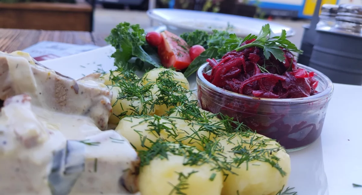 Zdrowie, Poniedziałkowe zestawy obiadowe Restauracji Dworcowej delikatne filety kurczaka chrupiącej panierce soczysta pieczeń szynki sosie porowym tradycyjnymi kluskami śląskimi buraczkami Smaczny początek tygodnia! - zdjęcie, fotografia
