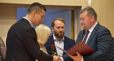 Powiatowy Dzień Edukacji Narodowej w Żywcu - uroczyste obchody w Sali Koncertowej Szkoły Muzycznej. Wyróżnienia dla nauczycieli i pracowników oświaty z powiatu.