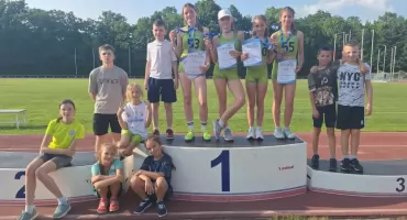 Młodzi lekkoatleci zakończyli sezon z przytupem – imponujące wyniki zawodników MKS Żywiec na finałach Czwartków Lekkoatletycznych