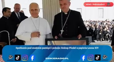 Biskup Roman Pindel przekazuje papieżowi Leonowi XIV dar - wizerunek błogosławionego Michała Tomaszka w niezwykłej rozmowie na Watykanie z pielgrzymami z Polski.
