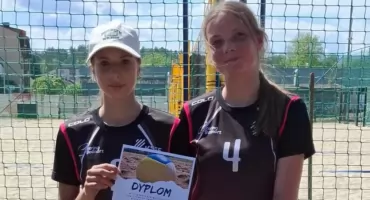 Miejski turniej siatkówki plażowej zakończony sukcesem dziewcząt ze Szkoły Podstawowej Nr 5 w Żywcu.