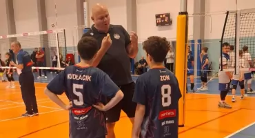 Młodzi siatkarze UKS ATOM Żywiec kończą sezon pełni doświadczeń i ambicji.