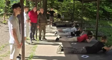 Uczniowie ZSEG w Żywcu ćwiczyli strzelanie na specjalistycznych zajęciach.