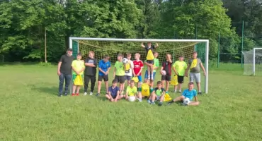 Dzień Dziecka pełen radości w LKS Sopotnia z upominkami dla młodych piłkarzy.