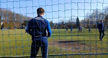 Stal-Śrubiarnia wygrywa na wyjeździe z Beskidem Skoczów w dramatycznym meczu.