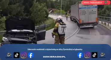 Zderzenie osobówki z ciężarówką na ulicy Żywieckiej w Łękawicy
