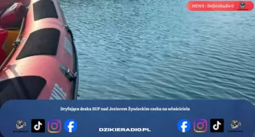 Dryfująca deska SUP nad Jeziorem Żywieckim czeka na właściciela