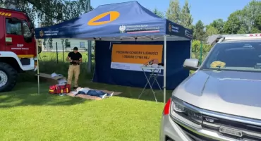 Strażacy prowadzą praktyczne szkolenia z pierwszej pomocy podczas Dni Powiatu Żywieckiego