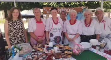 Koło Gospodyń Wiejskich ze Zwardonia z nagrodą za tradycyjne gałuski z omastą