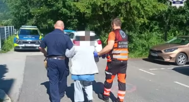 Dzielnicowy z Węgierskiej Górki pomógł zagubionej seniorce odnaleźć dom