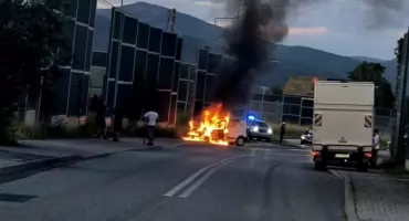 Pożar samochodu w Łodygowicach skutecznie opanowany przez strażaków