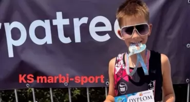Młodzi pływacy ze Szkoły Mistrzostwa Sportowego im. Polskich Olimpijczyków w Żywcu zdobywają medale podczas zawodów w Andrychowie!