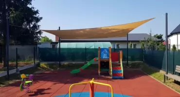 Plac zabaw z nowym żaglem zacieniającym chroni przedszkolaków w Wieprzu