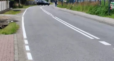 Bezpieczniejsze drogi w Pietrzykowicach dzięki nowym oznakowaniom i pasom akustycznym