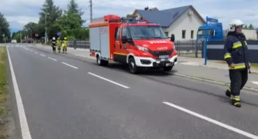 Strażacy z Gilowic skutecznie usuwają plamę substancji ropopochodnej z ulicy