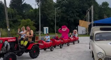 Strażacka ciuchcia OSP Porąbka bawi i wspiera Kazika podczas charytatywnego pikniku