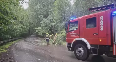 Załamanie pogody w Międzybrodziu Bialskim wymusiło szybkie działania strażaków