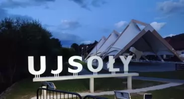 Ujsoły zyskały nową atrakcję przy amfiteatrze z efektownym napisem