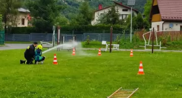 Dzieci poznają tajniki pracy strażaków w remizie OSP Świnna